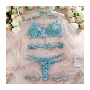 Ensemble de lingerie en dentelle bleu clair avec porte-jarretelles et anneaux de jambe