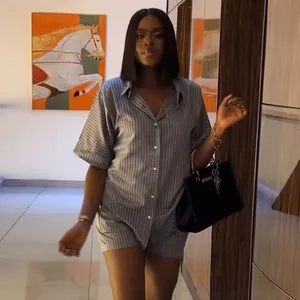 Mannequin présentant l'ensemble deux pièces chemise à rayures et short à taille haute