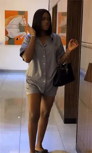 Ensemble deux pièces à rayures bleues et blanches avec chemise et short assorti