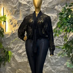Blouse élégante en dentelle noire transparente avec col en V et ruban à nouer décoratif