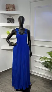 Détail de la robe plissée bleue avec bretelles ornées de fleurs 3D pour un look élégant.