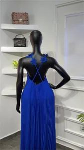 Élégante robe longue plissée dos nu bleu roi avec détails de fleurs en 3D.