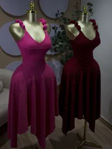 Vue détaillée de l'ensemble haut V fuchsia et bordeaux avec jupe irrégulière sur mannequins.
