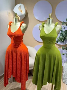 Détail de l'ensemble haut sans manches col en V texturé et jupe midi asymétrique.