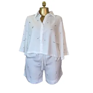 Casual wit tweedelig setje met met strassteentjes versierd overhemd en shorts