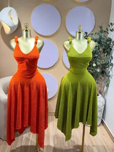 Ensemble deux pièces élégant avec haut sans manches col en V et jupe midi texturée asymétrique