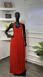Élégante robe longue plissée rouge avec bretelles fleuries 3D détaillées