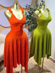 Ensemble élégant avec haut sans manches à col en V et jupe irrégulière en orange et vert