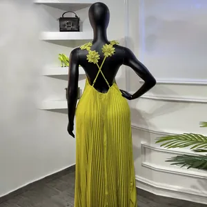 Robe longue plissée chartreuse avec bretelles fleuries 3D et dos nu élégant pour femme