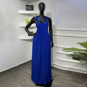 Robe longue plissée bleue élégante avec bretelles fleuries 3D et dos nu pour printemps.