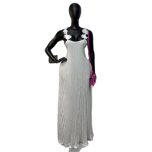Élégante robe longue plissée blanche avec bretelles à fleurs 3D et dos nu séduisant