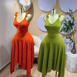 Ensemble d'été style européen avec haut sans manches col V et jupe asymétrique en tissu gaufré