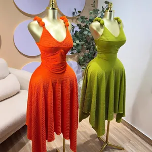 Ensemble d'été orange et vert texturé avec haut col en V et jupe asymétrique élégante