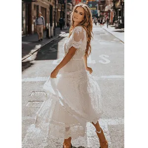 Vestido largo bohemio de encaje blanco con escote en V y bordados detallados