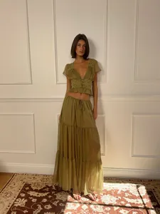 Elegante set da spiaggia due pezzi verde oliva con dettagli in pizzo su una modella