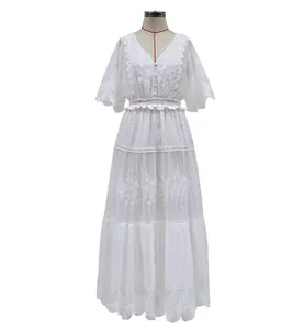 Vestido largo de encaje blanco con cuello en V, manga corta y bordados florales.