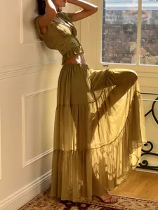 Vista dettagliata di un elegante set copricostume in chiffon verde oliva con pizzo