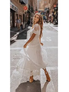 Elegante vestido largo de encaje blanco con cuello en V para moda urbana de estilo boho