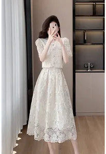 Élégant ensemble deux pièces en dentelle blanche avec broderies florales et perles.