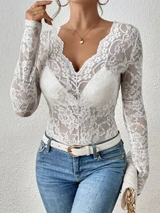 Dettaglio del top in pizzo bianco a fiori con elegante bordo a ventaglio traforato