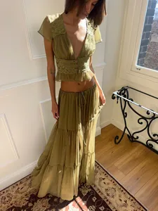 Elegante set da spiaggia boho verde oliva con dettagli in pizzo e gonna lunga a balze