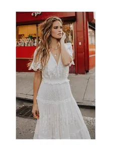Elegante vestido largo de encaje blanco con cuello en V y manga corta para el verano.