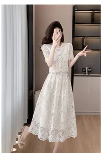 Élégant ensemble deux pièces en dentelle blanche de style français avec boutons perlés.