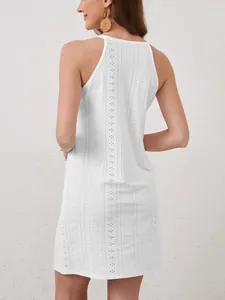 Vista trasera de vestido blanco elegante sin mangas con encaje y detalles calados.