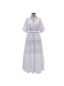 Elegante vestido largo de encaje blanco con cuello en V para el verano