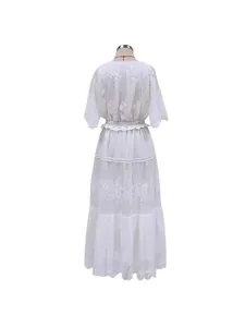 Elegante vestido largo de encaje blanco con cuello en V y manga corta, vista posterior