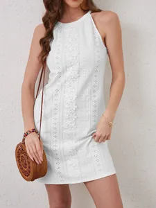 Elegante vestido halter de encaje blanco sin mangas con espalda descubierta