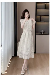 Ensemble élégant de deux pièces en dentelle blanche avec broderie de perles chic