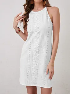 Detalle del vestido blanco sin mangas con elegante patchwork de encaje y bordados