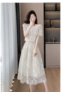 Détail d'un ensemble robe deux pièces en dentelle brodée de style français avec perles.