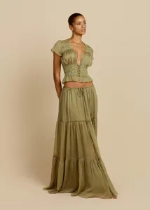 Elegante set bohémien con crop top in pizzo verde e gonna lunga a balze per il mare e spiaggia