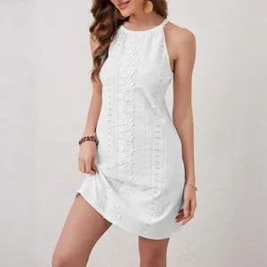 Elegante vestido corto blanco sin mangas con detalles de encaje y calados