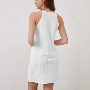 Vista trasera de un elegante vestido blanco de encaje sin mangas con espalda descubierta