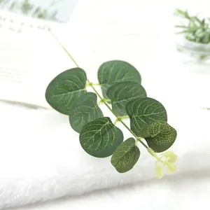 Vue détaillée en gros plan d'une branche d'eucalyptus artificielle décorative