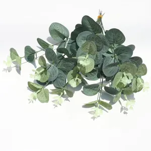 Vue détaillée de feuilles d'eucalyptus artificielles avec des nervures réalistes