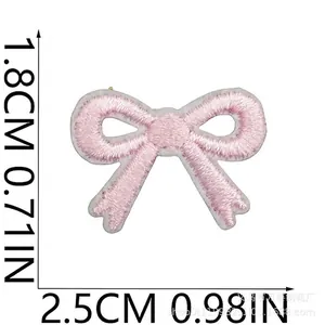 Detailansicht eines rosa bestickten Schleifen-Patches mit 1,8 cm x 2,5 cm Größenmarkierungen