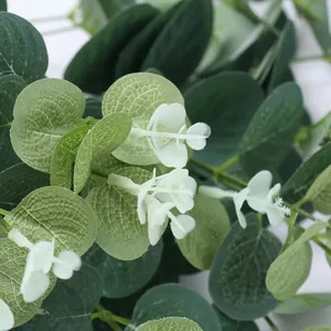 Gros plan macro de feuilles d'eucalyptus artificielles réalistes pour la décoration