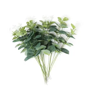 Vue détaillée de tiges d'eucalyptus artificielles avec petites fleurs blanches
