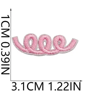Detailansicht des rosa bestickten Mini-Wellen-Patches mit Maßen in cm und Zoll