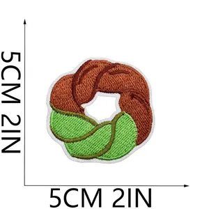 Gedetailleerde weergave van een geborduurde donut-patch met 5 cm maatindicaties.