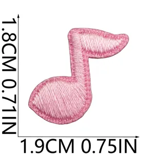 Detaillierte Makroansicht eines rosa bestickten Musiknoten-Aufnähers, Maße 1,9 x 1,8 cm