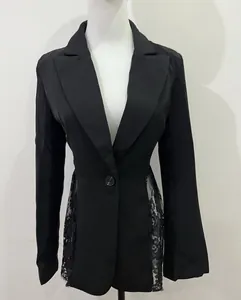 Dettaglio del blazer nero sciancrato da donna con eleganti pannelli laterali in pizzo