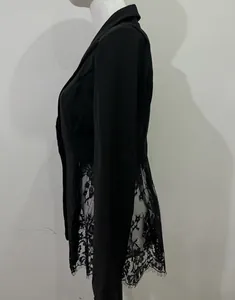 Vista laterale di un elegante blazer nero sfiancato con bordo in pizzo floreale