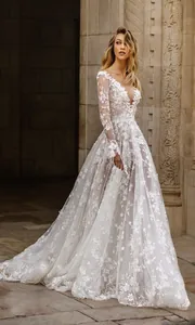 Exquisites Langarm-Spitzenhochzeitskleid mit tiefem V-Ausschnitt und Blumenmuster.