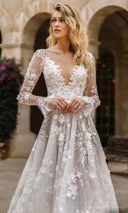 Detail eines eleganten weißen Spitzenbrautkleids mit langen Ärmeln und V-Ausschnitt
