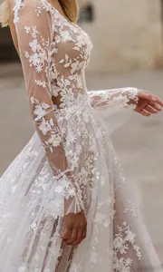 Detailansicht der aufwendigen Blumenstickerei auf einem langärmeligen Hochzeitskleid